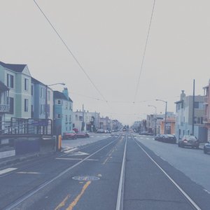 男生用鸡巴戳进女生屁股里面
